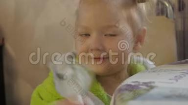 咳嗽宝宝用<strong>雾化</strong>器吸入.. 小女孩正在接受感冒治疗。 4k